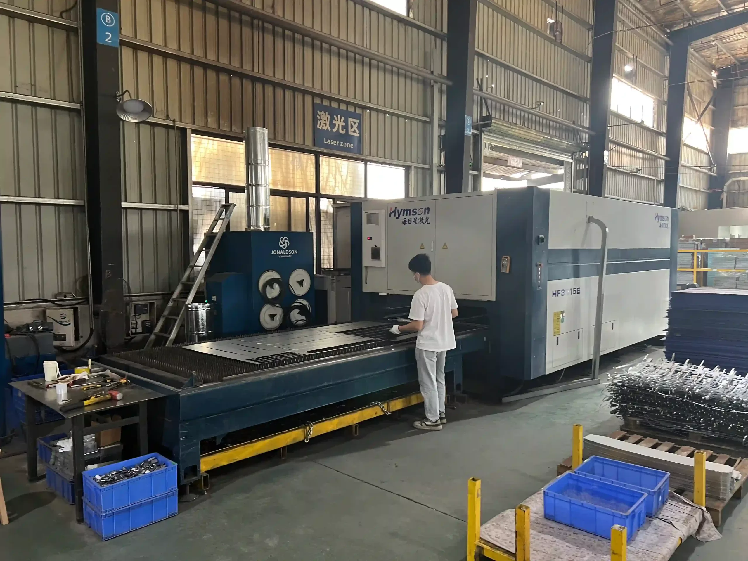 Laserschneidmaschine in Betrieb 2